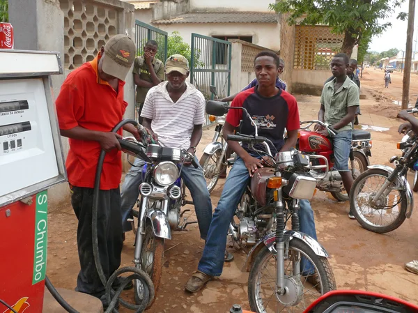 MOCUBA, MOZAMBICO - 7 DICEMBRE 2008: Stazione di servizio. Un gruppo di persone — Foto Stock