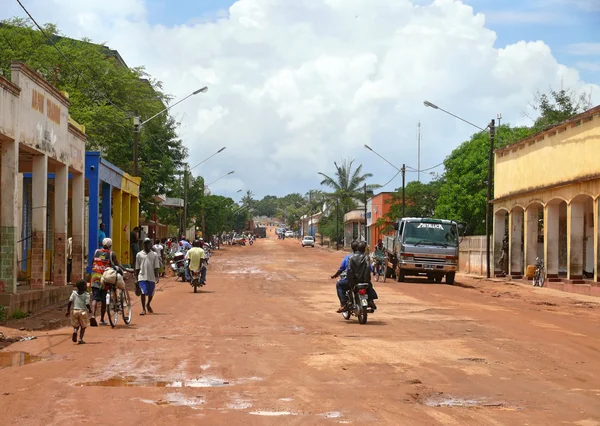 Mocuba, Moçambique - 7 december 2008: gatan i byn. — Stockfoto