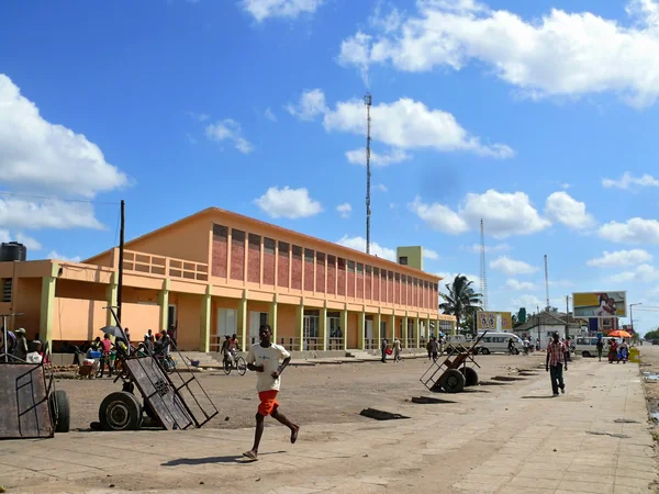 QUELIMANE, MOZAMBIQUE - 7 DE DICIEMBRE DE 2008: Calle del pueblo . —  Fotos de Stock