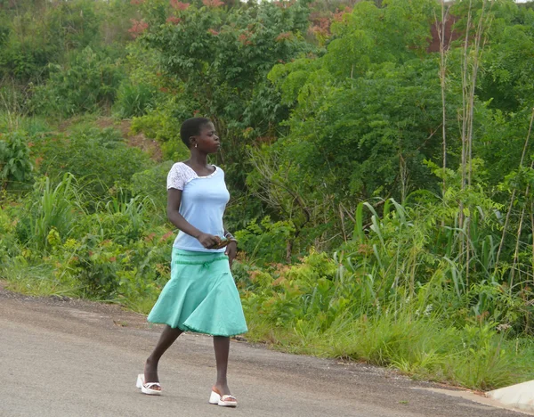 Nampevo, Mosambik - 7. prosince 2008: neznámá dívka africké zařízení woma — Stock fotografie