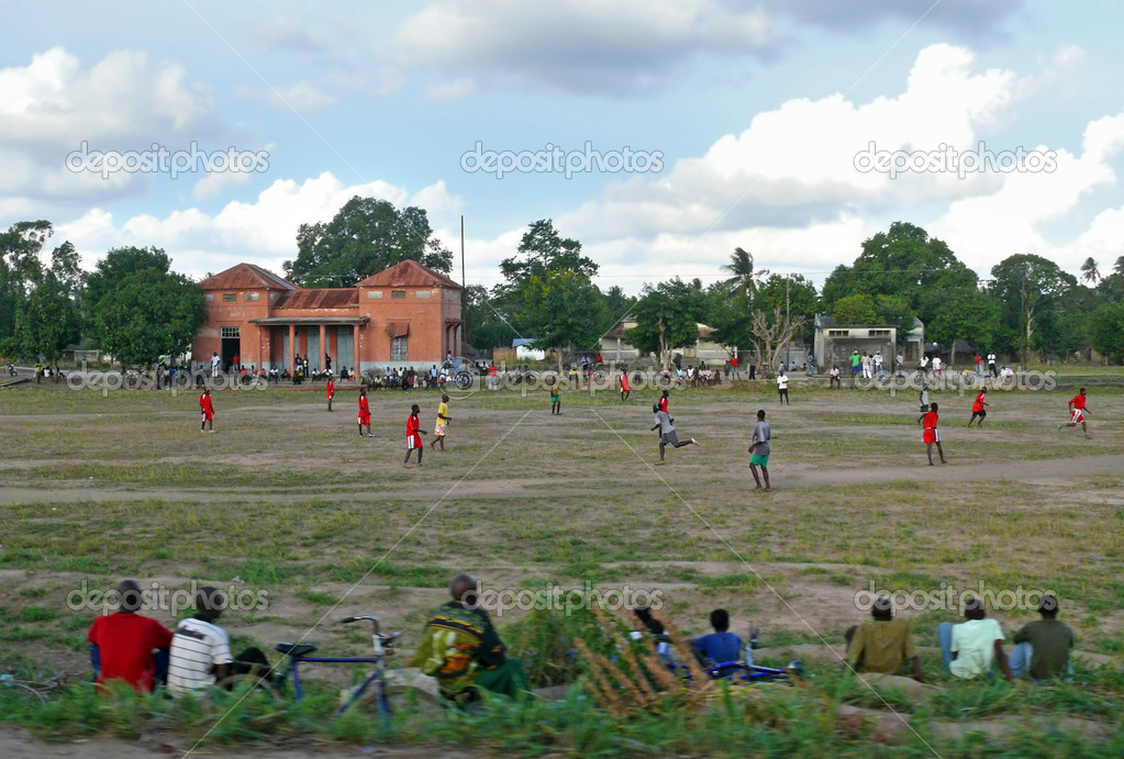 Jogo de futebol feminino no campo de futebol fotografia editorial