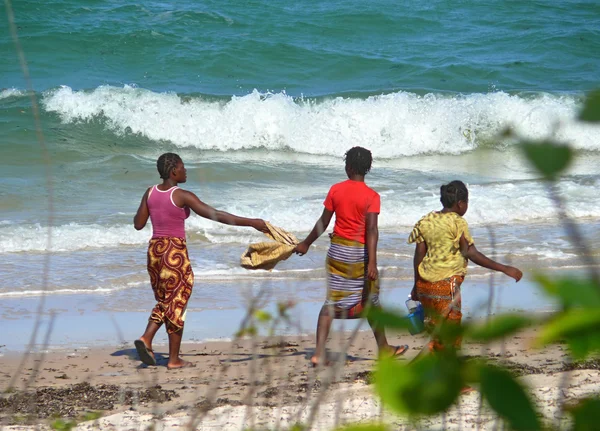 Ингассоро, Мозамбик - 9 декабря 2008 года: побережье Индийского океана. Th — стоковое фото