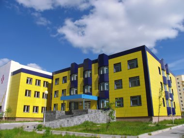 Şehir sokak, ofis binası. Sarı yakınındaki büyüyen karahindiba