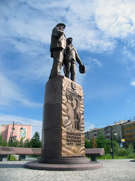 Nadym, Rusia - 5 de julio de 2005: el Monumento en el Parque, en el c — Foto de Stock