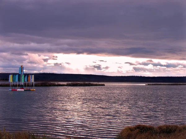 Landschap aard. De rivier op een achtergrond van een bewolkte hemel met — Stockfoto