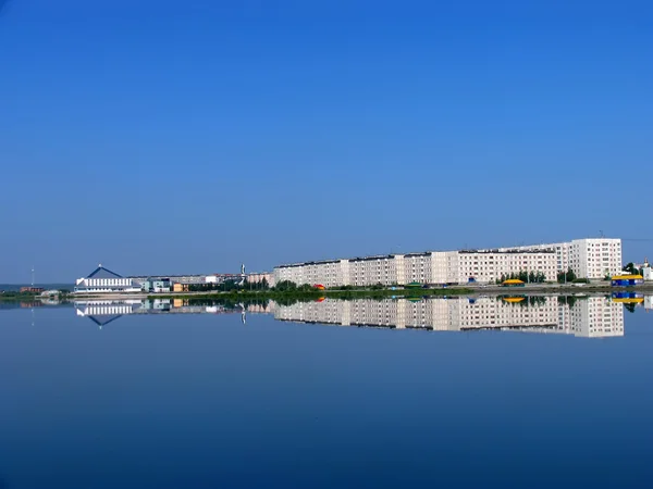 Nadym, Rusia - 20 de julio de 2004: panorama de la ciudad sobre el río — Foto de Stock