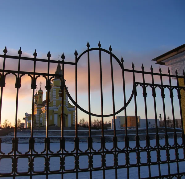Церковь через решетчатый забор . — стоковое фото