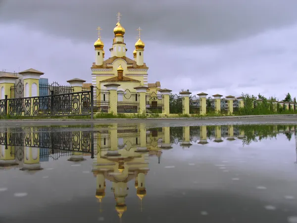 Христианская Церковь и ее отражение в воде . — стоковое фото