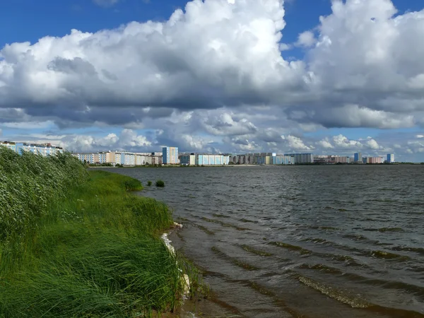 Basse grandi nuvole sul fiume. Nadim sul fiume Nadym. Terre — Foto Stock