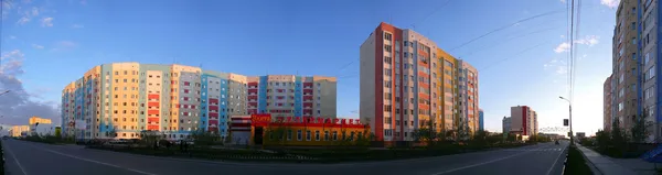 Nadym, Russia - July 10, 2008: the Panorama. Urban landscape, houses, shops in Nadym, Russia - July 10, 2008. City Central road riding on his car. — Stock Photo, Image