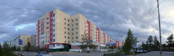 Nadym, Russia - July 10, 2008: the Panorama. Urban landscape, houses, shops in Nadym, Russia - July 10, 2008. City Central road riding on his car. — Stock Photo, Image