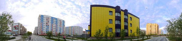 Nadym, Russia - July 10, 2008: the Panorama. Urban landscape, houses, shops in Nadym, Russia - July 10, 2008. City Central road riding on his car. — Stock Photo, Image