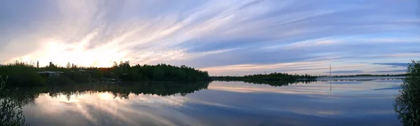 Rusland, Nadym. Noordelijke landschap van aard. De zonsondergang over de — Stockfoto