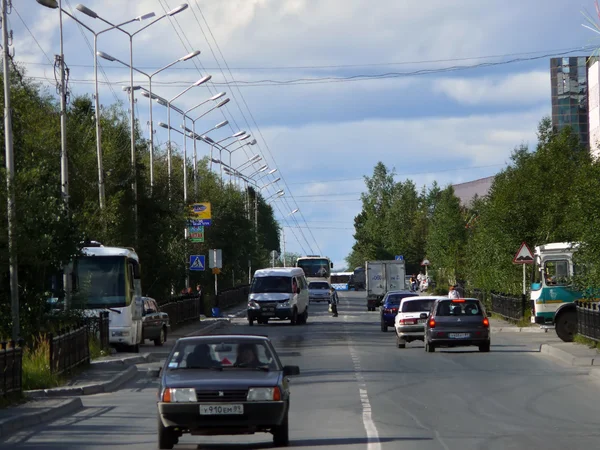 Nadym, russland - 21. august 2007: die stadtsilhouette. — Stockfoto