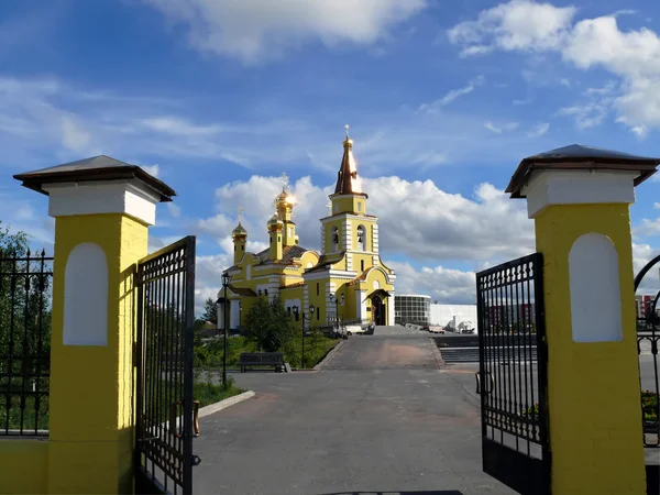 Городской пейзаж. Церковь в упадке . — стоковое фото