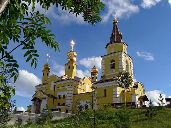 Det urbana landskapet. Kyrka närbild. — Stockfoto