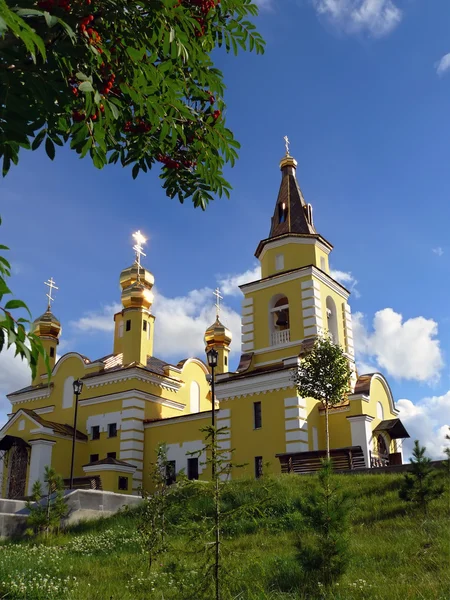 Det urbana landskapet. Kyrka närbild. — Stockfoto