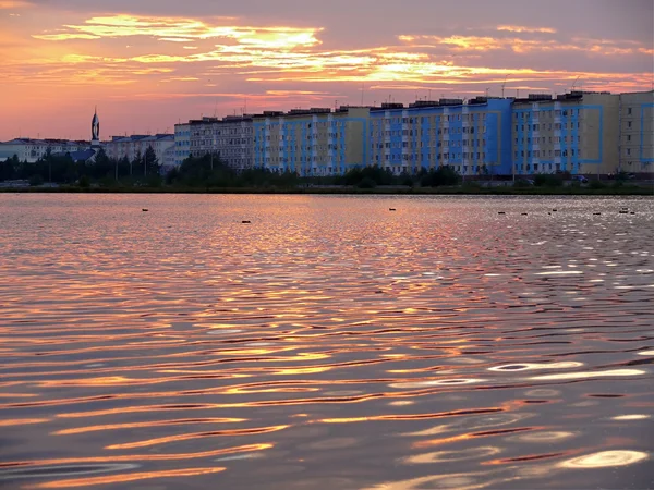 Nadym, Rusia - 19 de agosto de 2007: la ciudad del río en el ri — Foto de Stock