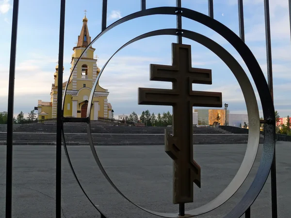 Det urbana landskapet. Kyrka närbild. — Stockfoto