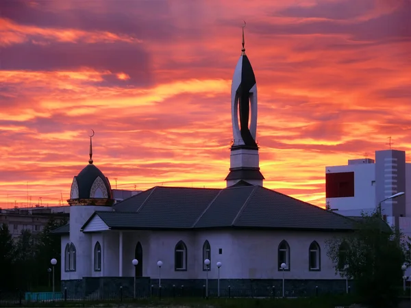 Det urbana landskapet. Moskén i solnedgången. — Stockfoto