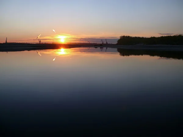 Het landschap van de noordelijke aard. Zonsondergang over de rivier Nady — Stockfoto