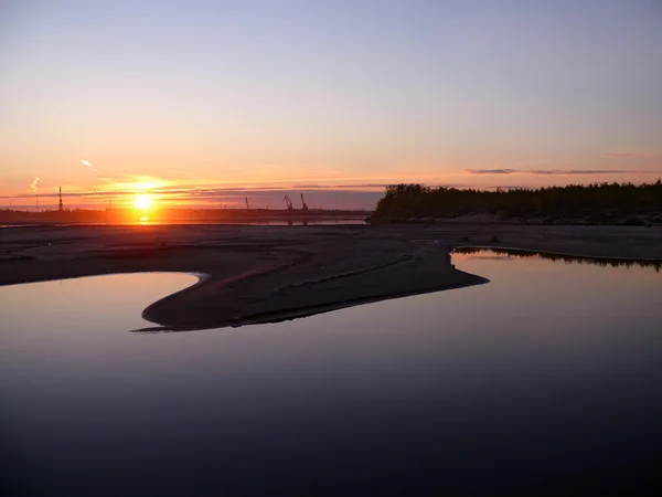 A paisagem da natureza do Norte. Pôr do sol sobre o rio Nady — Fotografia de Stock