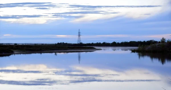 Krajobraz Północnej przyrody. Zachmurzone niebo nad rzeką — Zdjęcie stockowe