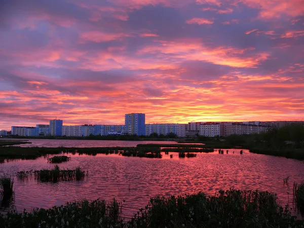 Nadym, Rusland - 4 juli 2008: Nadim op de rivier Nadym bij zonsondergang — Stockfoto