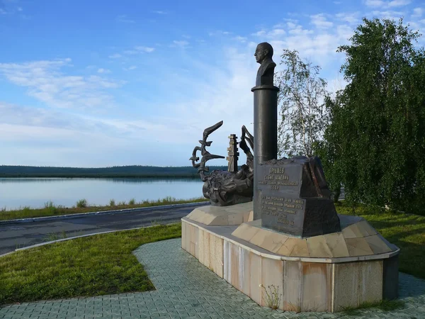 Nadym, Rusia - 9 de julio de 2008: el monumento en el paseo marítimo en t — Foto de Stock