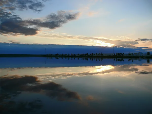 Nadim on the river Nadym. The cloudy sky above the city. — Stock Photo, Image