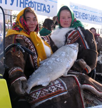 nadym, Rusya Federasyonu - 11 Mart 2005: bilinmeyen kadın - nenets, Satıyoruz kucaklama