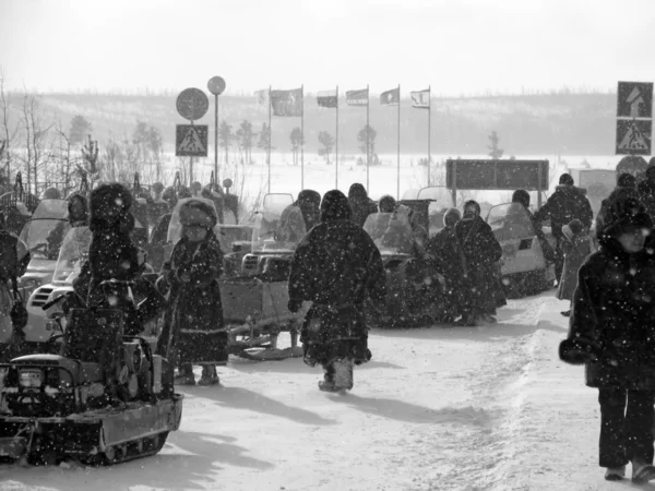 Nadym, Federacja Rosyjska - 11 marca 2005: Skutery śnieżne zaparkowany na roadsi — Zdjęcie stockowe