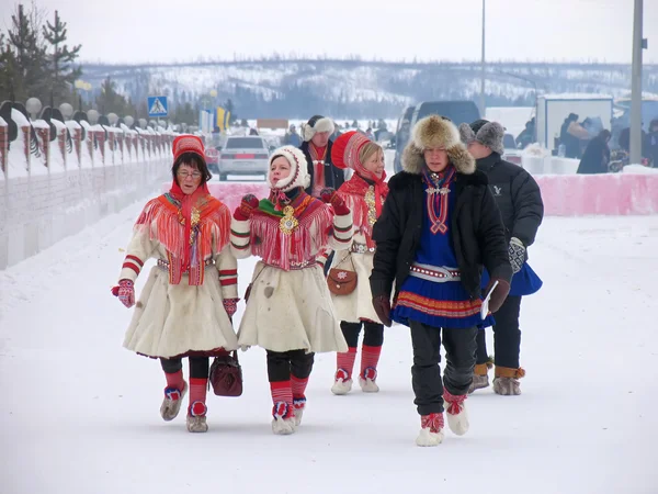 Nadym、ロシア - 2007 年 3 月 3 日: 歩く人々 の未知のグループ、 — ストック写真