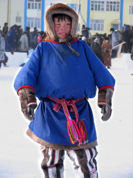 Nadym, Russia - March 11, 2005: Unfamiliar teen Nenets, stands i — Stock Photo, Image