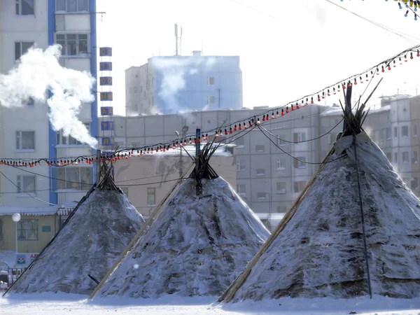 Nadym, Federacja Rosyjska - 15 marca 2008: krajowe zakwaterowan nenets — Zdjęcie stockowe