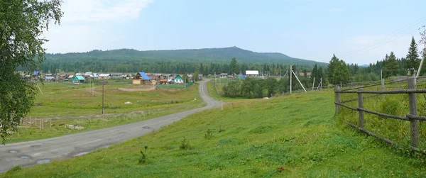 Rusia, Alanga. Naturaleza paisajística. Bosque de coníferas. El pueblo — Foto de Stock