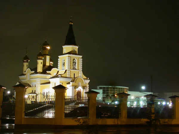 Vackert upplysta kyrkan på natten. — Stockfoto