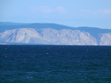 Baykal doğası. Deniz Baykal ve güzel bir gökyüzü. dağlar