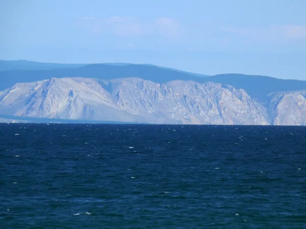 La naturaleza de Baikal. Lago Baikal y un hermoso cielo. Montañas —  Fotos de Stock