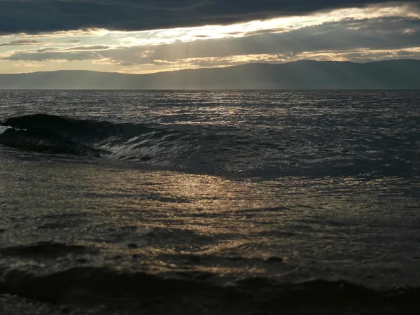 La natura di Baikal. Lago Baikal. Cielo nuvoloso con il sole . — Foto Stock