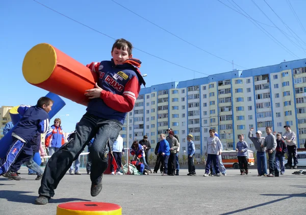 Nadym, Federacja Rosyjska - 17 maja 2008: konkursy dla dzieci w sporcie. — Zdjęcie stockowe