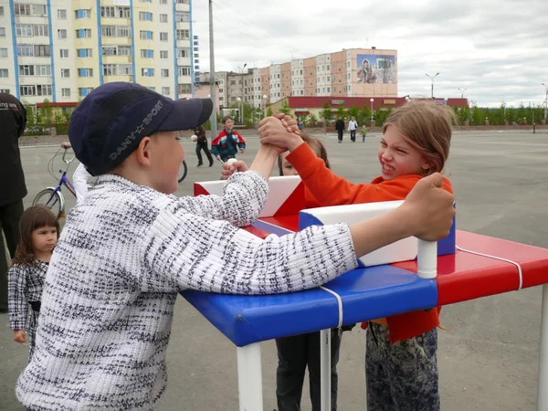 Nadym, Federacja Rosyjska - 28 czerwca 2008: konkursy na ARM-wrestlingu. St — Zdjęcie stockowe