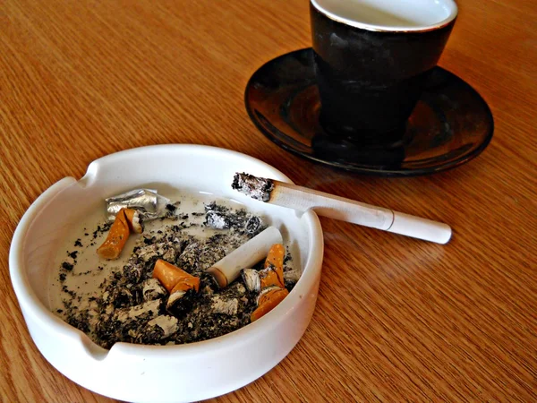 Cigarette au café — Photo