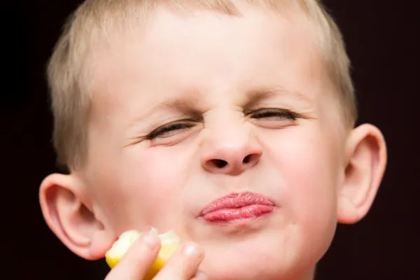 Jongen met samengeknepen lippen — Stockfoto