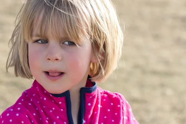 Dikkatli bak küçük kız