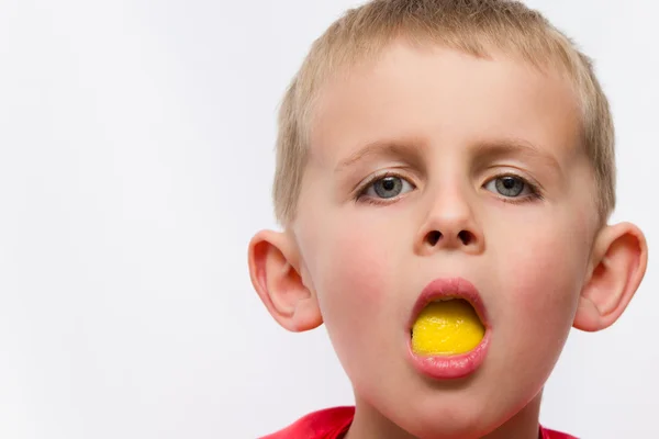 Garoto pateta com limão em sua boca — Fotografia de Stock