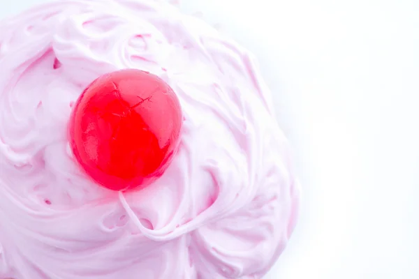 pembe kek kiraz üstünde tepe ile