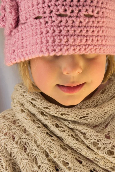 Ragazzina in rosa uncinetto cappello — Foto Stock