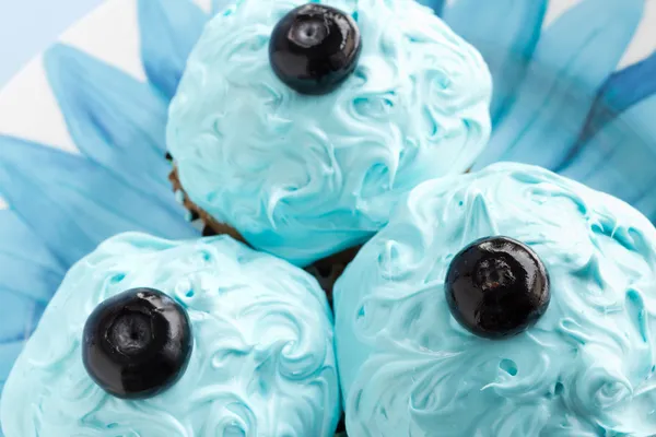 Three Blue Cupcakes on a Blue Flowery Plate — Stock Photo, Image