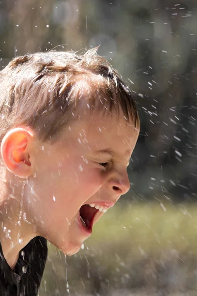 iliklerine kadar ıslak genç çocuk histerik gülüyor